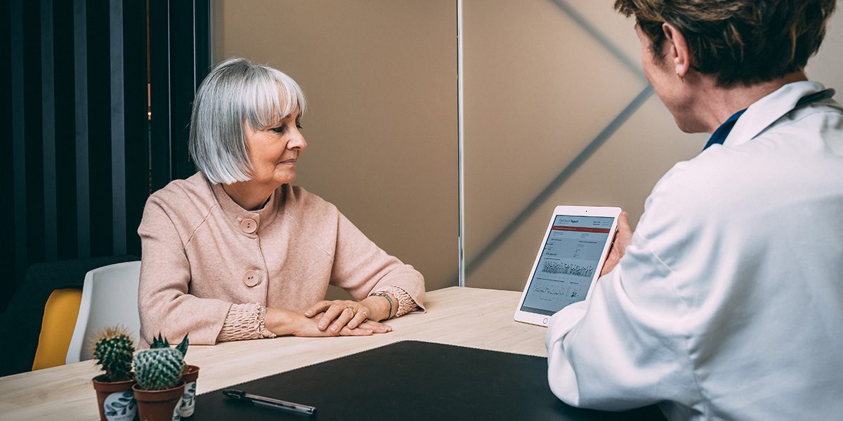 vrouw op bezoek bij de dokter