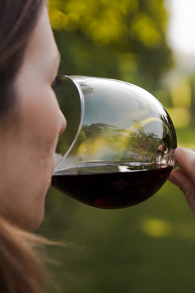 vrouw die een glas wijn drinkt